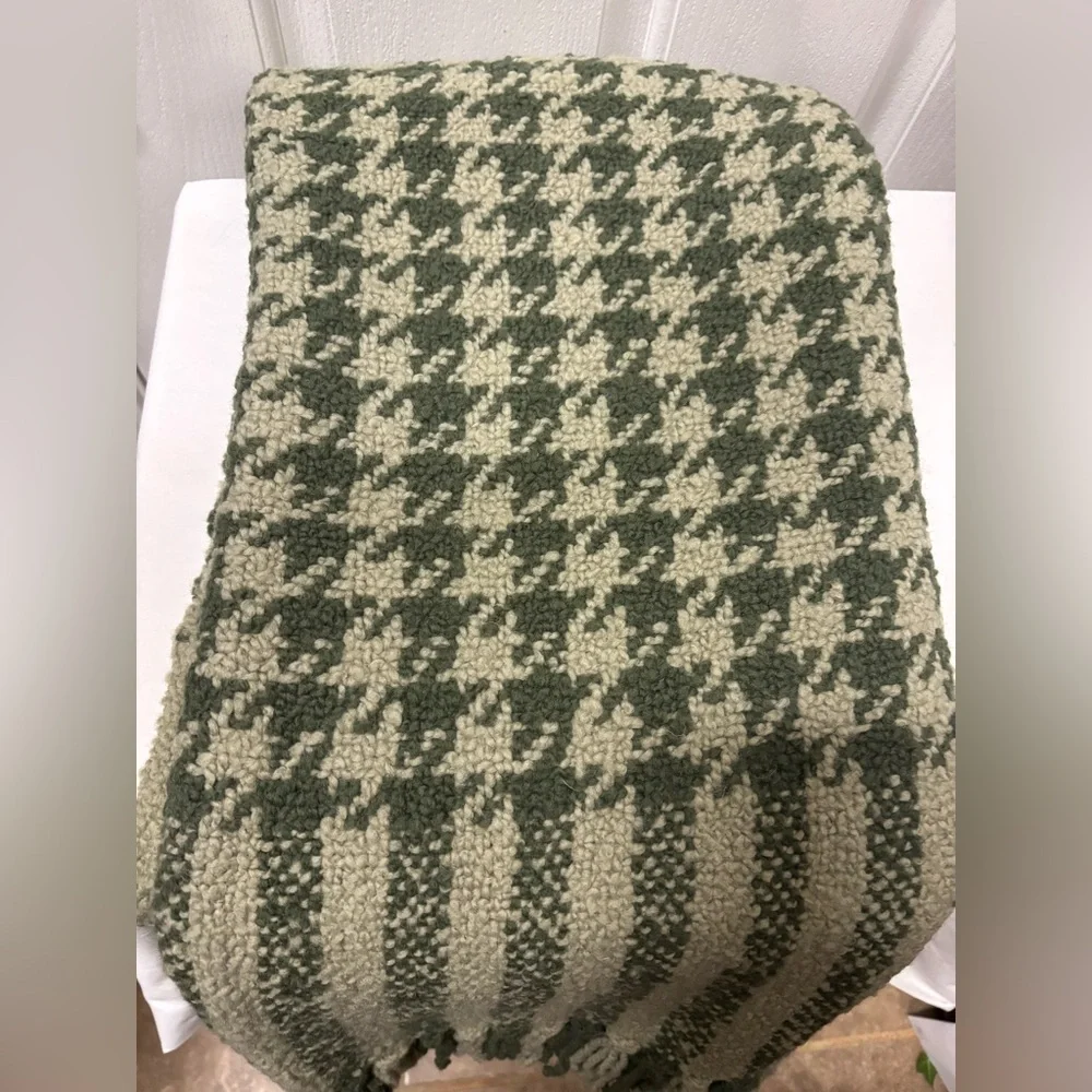 Williams Sonoma Wool Blend Green and Cream Textured Throw 60x50inch